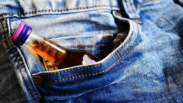 Wer gegen seine Alkoholsucht ankämpfen will, sollte sich in medizinische Behandlung begeben.