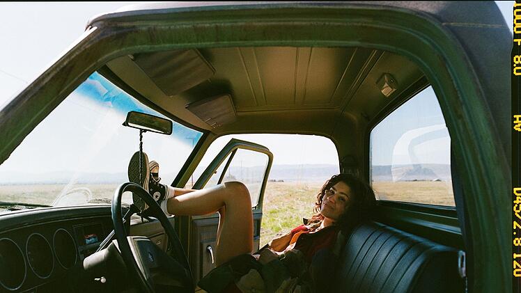 Vier Jahre Wartezeit sind vorbei: Am 13. April kehrt die gefeierte HBO-Dramaserie "Euphoria" mit neuen Folgen bei HBO Max und WOW zur&uuml;ck. Einige Jahre nach der Highschool scheint Rue (Zendaya) sich gefunden zu haben. Doch dann holen sie unbezahlte Rechnungen aus der Vergangenheit ein.