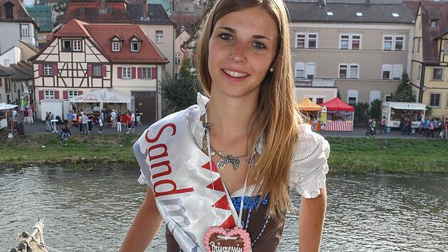 Sandmadla Elena Wicht repr&auml;sentiert ihre Stadt Bamberg vom Balkon der Unteren Schiffer- und Fischerzunft. Im Hintergrund sind der Dom und der Untere Leinritt zu sehen.  Fotos: Harald Rieger