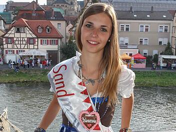 Sandmadla Elena Wicht repräsentiert ihre Stadt Bamberg vom Balkon der Unteren Schiffer- und Fischerzunft. Im Hintergrund sind der Dom und der Untere Leinritt zu sehen.  Fotos: Harald Rieger