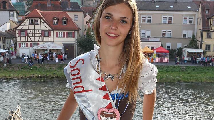 Sandmadla Elena Wicht repräsentiert ihre Stadt Bamberg vom Balkon der Unteren Schiffer- und Fischerzunft. Im Hintergrund sind der Dom und der Untere Leinritt zu sehen.  Fotos: Harald Rieger