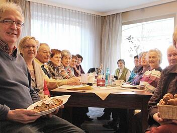 Walter Doms (vorne links) und Inge Markard (vorne rechts) mit den Teilnehmern des Seniorenstammtischs "Älter - Na Und?" Fotos: Benedikt Borst