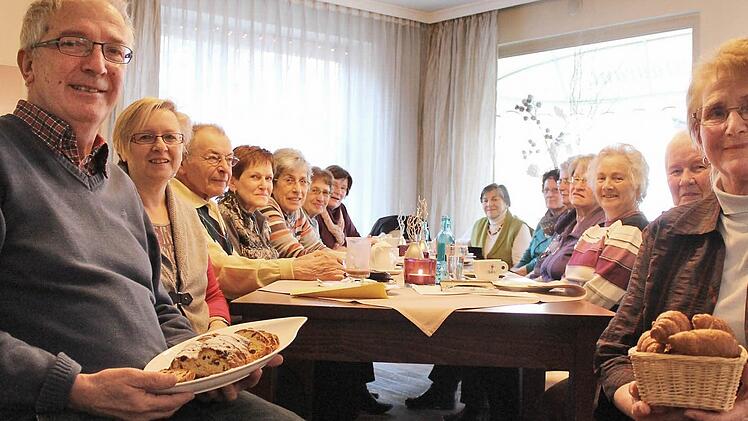 Walter Doms (vorne links) und Inge Markard (vorne rechts) mit den Teilnehmern des Seniorenstammtischs "Älter - Na Und?" Fotos: Benedikt Borst