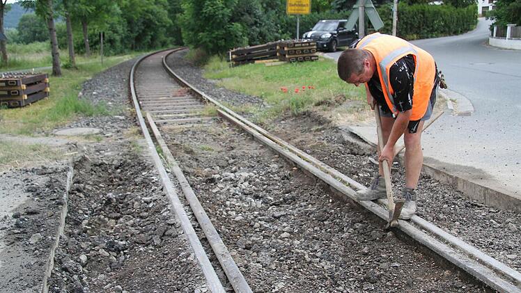Die Arbeiten - im Bild Hans Riegel beim Lockern des Schotters - machen rasante Fortschritte.