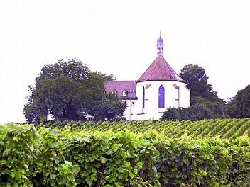 Kirche und Wein gehören zusammen wie hier an der Vogelsburg bei Volkach. Foto: pow