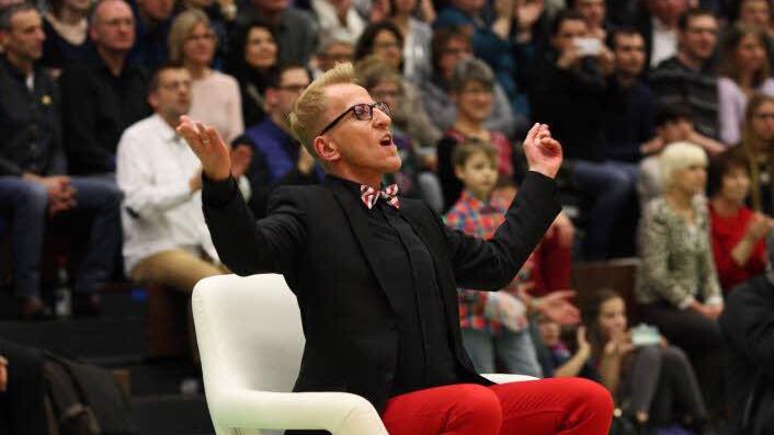 Cheftrainer André Heller hält es kaum auf seinem Stuhl.Foto: Katja Nauer