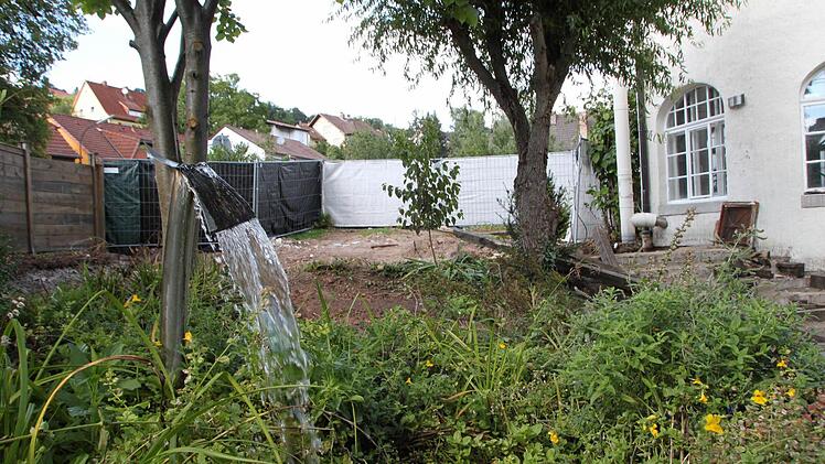 Baustelle im Saunagarten: Die kleine Sauna im Eck wurde abgerissen. Nun kommt eine neue Sauna hin - mit Glasfront zum Garten. Foto: Ulrike Müller