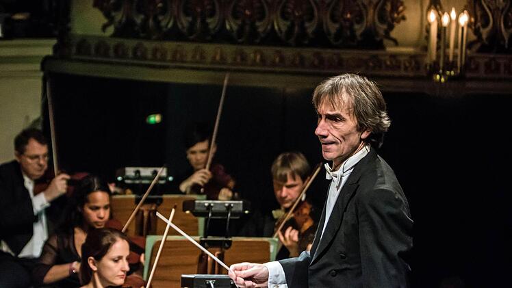 Impressionen vom Sinfoniekonzert im Coburger Landestheater: Gastdirigent Bruno Ferrandis.Foto: Jochen Berger
