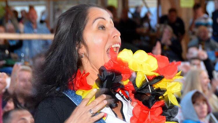Große Begeisterung stellte sich beim Public Viewing am Stadtstrand beim Spiel Deutschland- Italien nur bei wenigen Besuchern ein.  Foto: Peter Rauch