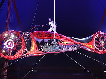 Crazy Wilson auf seinem fliegenden Riesen-Motorrad verschafft dem Publikum noch einmal einen ordentlichen Nervenkitzel vor der Pause. Foto: Circus Krone