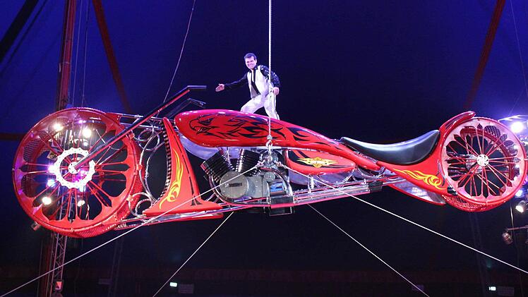 Crazy Wilson auf seinem fliegenden Riesen-Motorrad verschafft dem Publikum noch einmal einen ordentlichen Nervenkitzel vor der Pause. Foto: Circus Krone