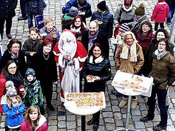 Pizza für die Kinder des Rehbergheimes und der Werner-Grampp-Schule gab es am Kiwanis-Adventsstand im Burggut. Foto: Dieter Hübner