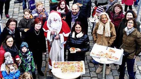 Pizza für die Kinder des Rehbergheimes und der Werner-Grampp-Schule gab es am Kiwanis-Adventsstand im Burggut. Foto: Dieter Hübner
