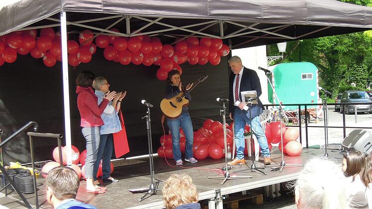 Unter einem Luftballonbaldachin wurde Coburgs OB Norbert Tessmer begrüßt (von links): Susanne Gerhardt, Irmgard Clausen und Christine Alberth. Foto: Edwin Meißinger