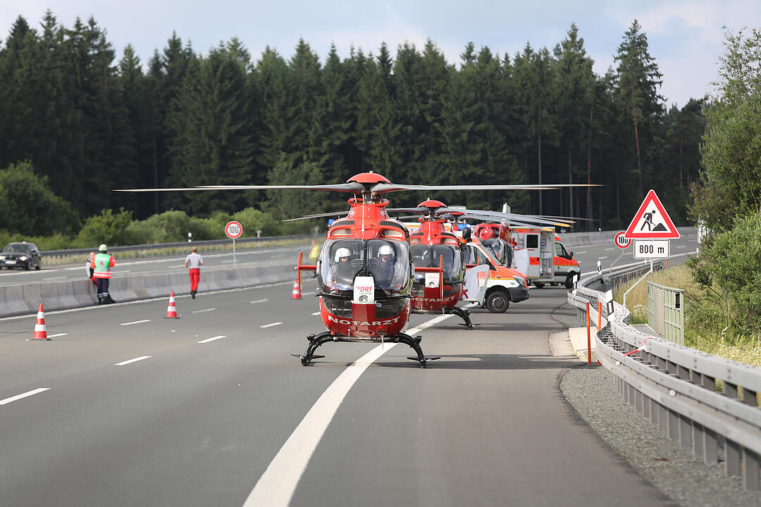 Brennender Reisebus auf A9 im Landkreis Hof - Autobahn komplett gesperrt