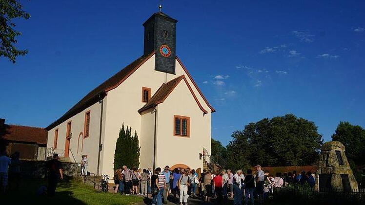Beim Historischen Dorffest in Weißenbach gab es Führungen, die gerne angenommen wurden. Hier bei der Evangelischen Kirche. Foto: Marion Eckert