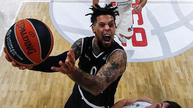 Daniel Hackett unterstrich seine starke Form in der Offensive und in der Abwehr, wo er Jungstar Luka Doncic das Leben schwer machte. Hier setzt Hackett sich gegen Jonas Masciulis durch. Fotos: Daniel L&ouml;b