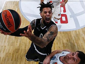 Daniel Hackett unterstrich seine starke Form in der Offensive und in der Abwehr, wo er Jungstar Luka Doncic das Leben schwer machte. Hier setzt Hackett sich gegen Jonas Masciulis durch. Fotos: Daniel Löb