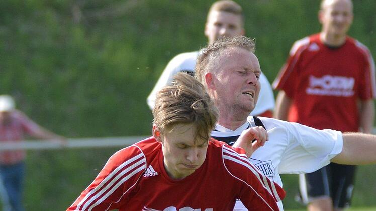 Der Burgkunstadter Tobias Gahn (links) wird hier vom Arnsteiner Torsch&uuml;tzen Sebastian Hopfenm&uuml;ller in seinem Sturm aufs Tor gest&ouml;rt. Foto: Gunther Czepera