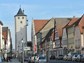 Die Zeiten sind vorbei, da dem Landratsamt ein kleiner Gebäudekomplex genügte: Gleich neben dem Oberen Turm und der Zehntscheune (heute Stadthalle) war die Kreisbehörde in dem heutigen Rathaus der Stadt Haßfurt beheimatet. Archiv Brigitte Krause
