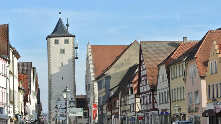 Die Zeiten sind vorbei, da dem Landratsamt ein kleiner Gebäudekomplex genügte: Gleich neben dem Oberen Turm und der Zehntscheune (heute Stadthalle) war die Kreisbehörde in dem heutigen Rathaus der Stadt Haßfurt beheimatet. Archiv Brigitte Krause
