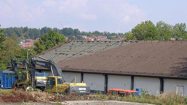 Im Vorfeld der Gebäudebeseitigung musste das Ziegeldach abgedeckt werden. Am Horizont sind Zedersdorfer Windräder zu erkennen. Foto: Klaus Oelzner