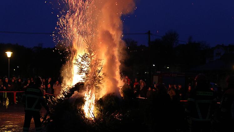 Lichterloh brannten beim Wüstenahorner Knutfest die Christbäume. Foto: Desombre