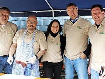 Erich Biermann und die Mannschaft an den Töpfen, Schriftführer Thomas Külle, Susanne Lasch, Peter Biermann und Zweiter Vorsitzender Alexander Fuchs (v. l.), freuten sich über den guten Besuch. Foto: Sänger