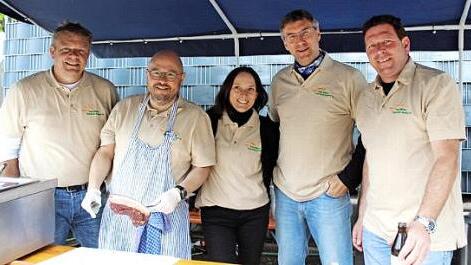 Erich Biermann und die Mannschaft an den Töpfen, Schriftführer Thomas Külle, Susanne Lasch, Peter Biermann und Zweiter Vorsitzender Alexander Fuchs (v. l.), freuten sich über den guten Besuch. Foto: Sänger
