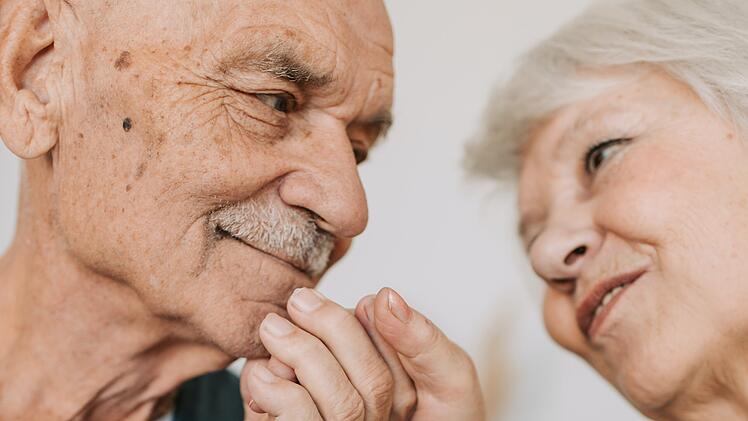 Gibt es die wahre Liebe? Eine übertrieben romantische Frage beantwortet mit nüchternen Fakten. Welche Eigenschaften glückliche Paare auszeichnen und wie man mit 7 kleinen Alltagsdingen die Liebe dauerhaft am Köcheln halten kann.