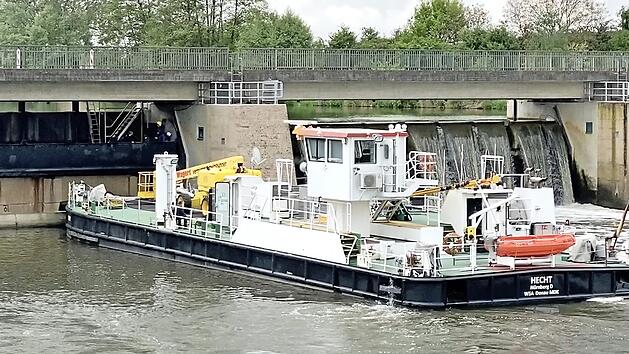 Vom Mehrzweckarbeitsschiff (Mas Hecht) werden die Arbeiten von der Wasserseite aus ausgeführt.