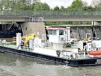 Vom Mehrzweckarbeitsschiff (Mas Hecht) werden die Arbeiten von der Wasserseite aus ausgeführt.