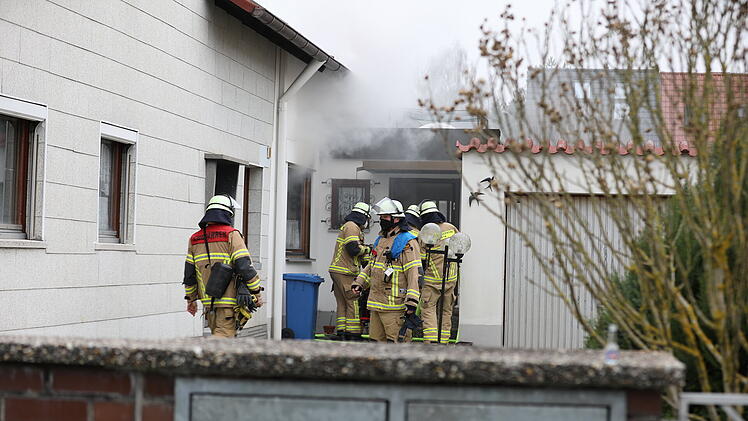 Fürth: Brand in Wohnhaus - Feuerwehr rettet Frau aus Gebäude