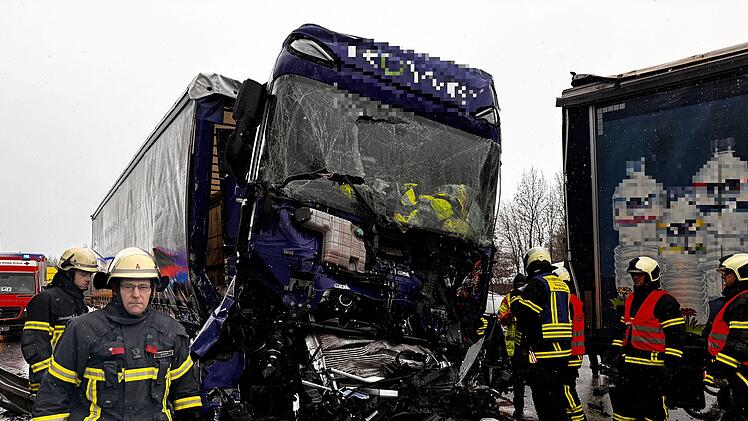 Unfall mit mehreren Fahrzeugen auf der A9
