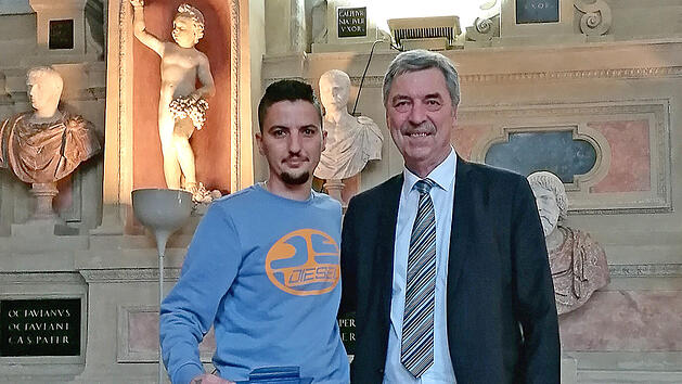 Schwabach: 32-J&auml;hriger rettete Senior vor herannahendem Zug - Lebensretter erh&auml;lt Auszeichnung