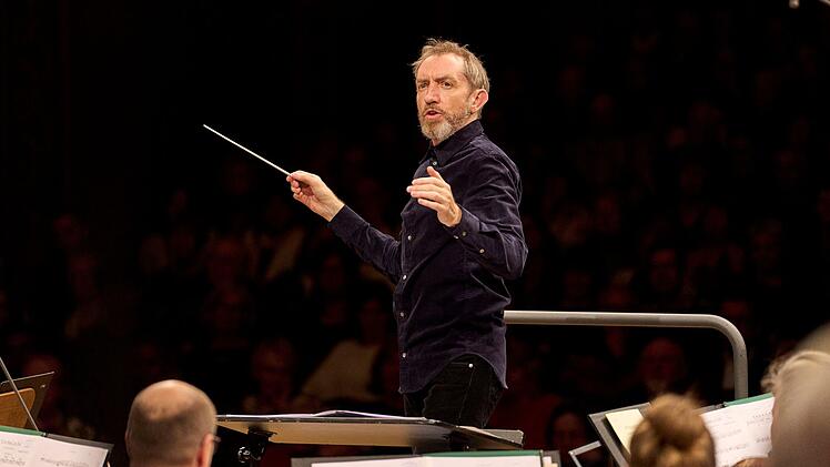 David Brophy - Chefdirigent des WDR Funkhausorchesters, dirigiert das Konzert in der Essener Philharmonie.