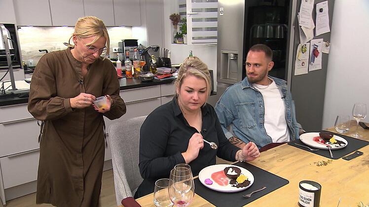 Diana (Mitte) und Manuel finden: Auf dem Dessert-Teller ist viel los - auch farblich. Dabei fehlt noch der Fruchtkaviar.