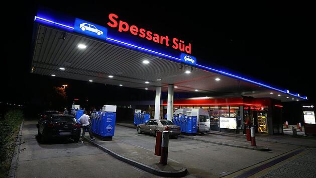 Auto steht an Tankstelle an der A3 im Kreis Aschaffenburg komplett in Flammen