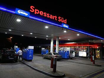 Auto steht an Tankstelle an der A3 im Kreis Aschaffenburg komplett in Flammen