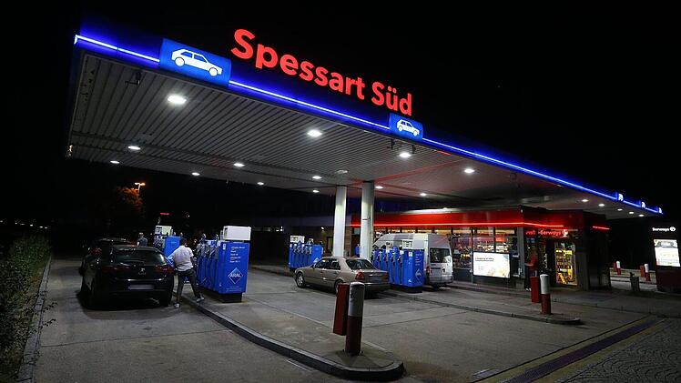 Auto steht an Tankstelle an der A3 im Kreis Aschaffenburg komplett in Flammen