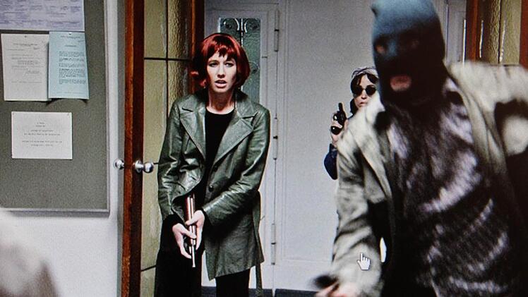 Filmszene aus "Der Baader Meinhof Komplex":  Gudrun Ensslin   (Johanna Wokalek), Ingrid Schubert (Anna Thalbach) und ein Maskierter.
