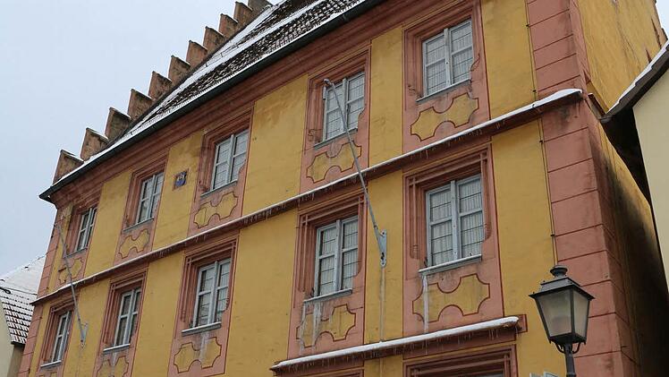 Auch für das Weismainer Rathaus besteht dringender Sanierungsbedarf, doch die angespannte Finanzsituation lässt der Stadt kaum Möglichkeiten.