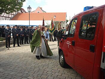 Im Rahmen des Festes zum 140-jährigen Bestehen der Freiwilligen Feuerwehr Eltingshausen segnete Pfarrer Balthasar Amberg ein Transportfahrzeug, das Gemeinde und Wehr beschafft hatten. Fotos: Stefan Geiger