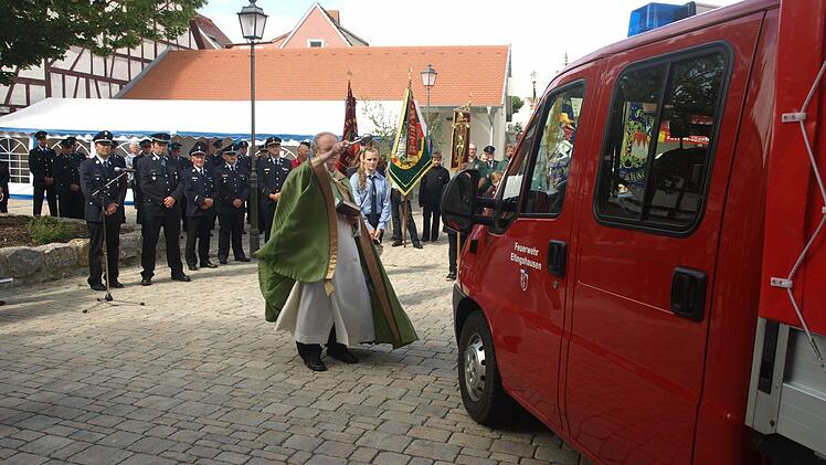 Im Rahmen des Festes zum 140-jährigen Bestehen der Freiwilligen Feuerwehr Eltingshausen segnete Pfarrer Balthasar Amberg ein Transportfahrzeug, das Gemeinde und Wehr beschafft hatten. Fotos: Stefan Geiger