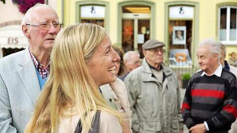 Geschichtsinteressierte empfangen Nicole Haas, Urenkelin des jüdischen Viehhändlers Max Hamburger. Foto: Arkadius Guzy