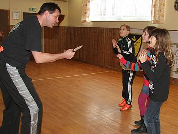 "Ich bring euch alle um", droht Trainer Stefan Luthardt und fuchtelt mit einem Messer herum. Aber die Kinder trauen sich trotzdem, zu schreien.   Foto: Sonja Adam