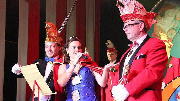 Prinzenpaar, Ehrenpräsident und Kanzler (von links) Foto: Friedwald Schedel