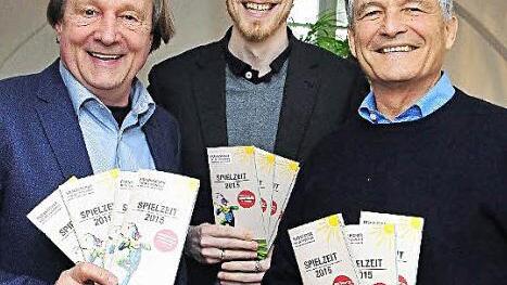 Intendant Jan Burdinski, Büroleiter Bernd Ackermann und der Vorsitzende des Trägervereins, Bernd Matthes (von links), stellten das Programm des Fränkischen Theatersommers vor. Foto: Stephan Herbert Fuchs