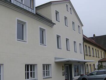 Am Donnerstag entscheidet sich im Gemeinderat , ob künftig Asylbewerber nach Weißenohe kommen. In dem Nebengebäude der Familie Hänfling befand sich früher der legendäre Rockschuppen "To Act". Vorher lebten Gastarbeiter in den Wohnungen.  Foto: Petra Malbrich