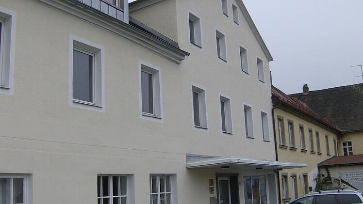 Am Donnerstag entscheidet sich im Gemeinderat , ob künftig Asylbewerber nach Weißenohe kommen. In dem Nebengebäude der Familie Hänfling befand sich früher der legendäre Rockschuppen "To Act". Vorher lebten Gastarbeiter in den Wohnungen.  Foto: Petra Malbrich